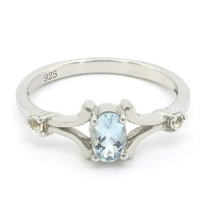 Серебряное кольцо 925 пробы 2,10 гр. с португальским аквамарином и белыми топазами 0,49 карат