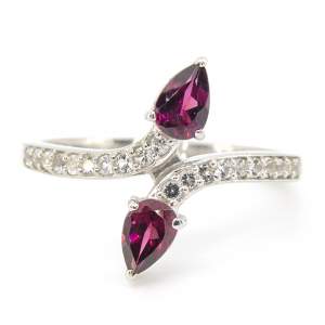 Серебряное кольцо 925 пробы 2,97 гр. с кенийским родолитом и топазами 1,13 карат