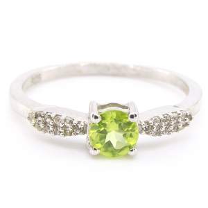 Серебряное кольцо 925 пробы 1,81 гр. с египетским хризолитом и белыми топазами 0,67 карат