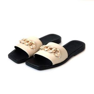 Босоножки женские, бежевого цвета из натуральной кожи с цепочкой