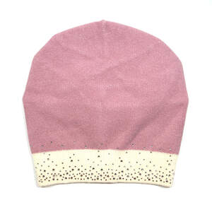 Женская шапка стиля Casual в цветовой комбинации: фрезовый и айвори с кристаллами