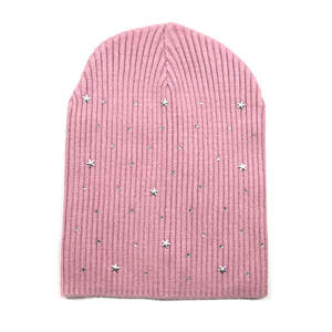 Женская шапка фрезового цвета с серебряным декором Женская шапка фрезового цвета с серебряным декором