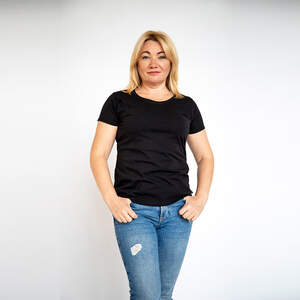 Женская футболка черного цвета