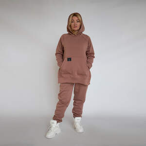 Женский спортивный костюм на флисе фрезового цвета.