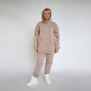 Женский спортивный костюм на флисе бежевого цвета