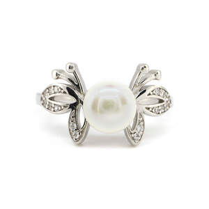 Серебряное кольцо 925 пробы 2,86 г с жемчугом и цирконами 1,5 к