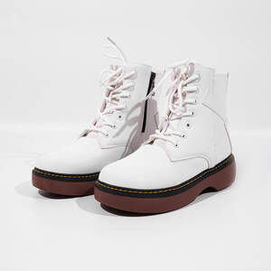 Женские сапоги из эко-кожи белого цвета