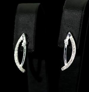 Серебряные серьги 925 пробы 1,68 гр. с белыми африканскими Бриллиантами VVS1 0,16 карат