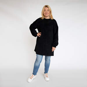 Платье тепла черного цвета