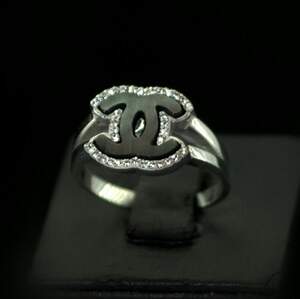 Серебряное кольцо 925 пробы 4,36 г с черным Перламутром и цирконами 1,6 карат