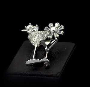 Серебряная брошь 925 пробы 5,85 г с белыми та черными Альпінітами и цирконами 6,6 карат