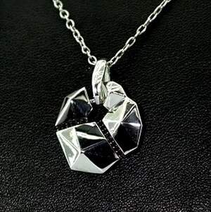 Серебряная подвеска 925 пробы 2,25 г с черными цирконами 0,15 карат