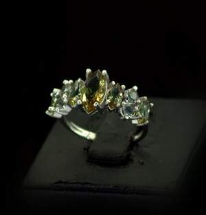 Серебряное кольцо 925 пробы 2,5 г с турецкими Султанітами класса АААА 2,7 карат