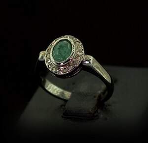 Серебряное кольцо 925 пробы 4,14 г с бразильским Смарагдом АААА 1 карат та Діамантами 4/6 0,15 карат Серебряное кольцо 925 пробы 4,14 г с бразильским Смарагдом АААА 1 карат та Діамантами 4/6 0,15 карат