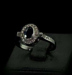 Серебряное кольцо 925 пробы 4,2 г с шри-ланк. Сапфіром АААА 1 карат и Діамантами 4/6 0,15 карат Серебряное кольцо 925 пробы 4,2 г с шри-ланк. Сапфіром АААА 1 карат и Діамантами 4/6 0,15 карат