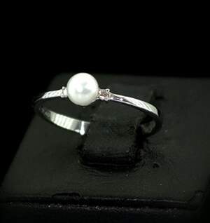 Серебряное кольцо 925 пробы 1,34 г с Перлиною и африканскими Діамантами VVS1 1,03 карат Серебряное кольцо 925 пробы 1,34 г с Перлиною и африканскими Діамантами VVS1 1,03 карат