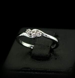 Серебряное кольцо 925 пробы 1,52 г с африканским Діамантом VVS1 0,06 карат Серебряное кольцо 925 пробы 1,52 г с африканским Діамантом VVS1 0,06 карат