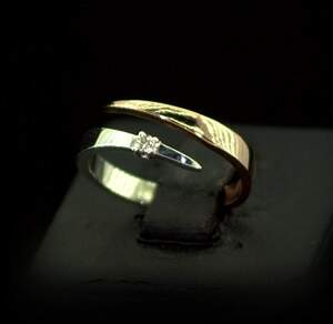 Серебряное кольцо 925 пробы с позолотой 585 пробы 2,41 г с Діамантом кр 57 4/3 0,05 карат Серебряное кольцо 925 пробы с позолотой 585 пробы 2,41 г с Діамантом кр 57 4/3 0,05 карат