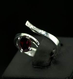 Серебряное кольцо 925 пробы 3,69 г с Родолетом класса АААА 1,18 карат та Діамантами Кр 57 5/6 0,03 карат Серебряное кольцо 925 пробы 3,69 г с Родолетом класса АААА 1,18 карат та Діамантами Кр 57 5/6 0,03 карат