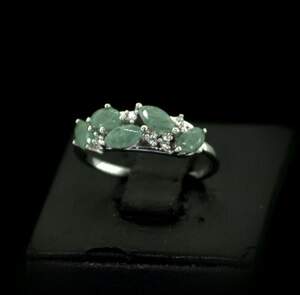 Серебряное кольцо 925 пробы 2,46 г с бразильскими Изумрудами класса АААА и цирконами 1,08 карат