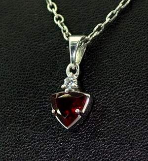 Серебряная подвеска 925 пробы 1,38 г с Гранатом и фіанітом 1,52 карат