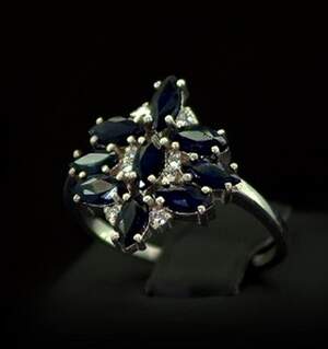 Серебряное кольцо 925 пробы 3,47 г со шри-ланкийскими Сапфірами класса AAAA и фианитами 3,04 карат Серебряное кольцо 925 пробы 3,47 г со шри-ланкийскими Сапфірами класса AAAA и фианитами 3,04 карат