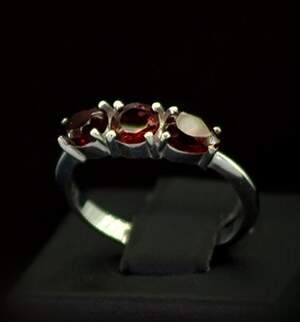 Серебряное кольцо 925 пробы 2,45 г с Гранатами 1,55 карат Серебряное кольцо 925 пробы 2,45 г с Гранатами 1,55 карат