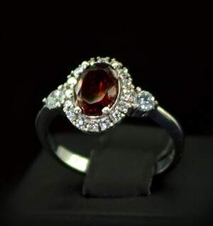 Серебряное кольцо 925 пробы 2,75 г с Гранатом и фианитами 2,22 карат Серебряное кольцо 925 пробы 2,75 г с Гранатом и фианитами 2,22 карат