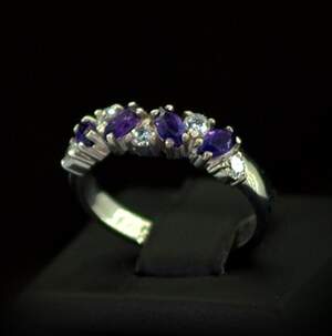 Серебряное кольцо 925 пробы 3,05 г с африканскими Аметистами и фианитами 1,1 карат Серебряное кольцо 925 пробы 3,05 г с африканскими Аметистами и фианитами 1,1 карат