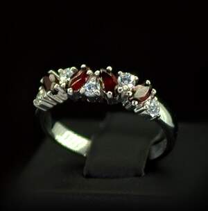 Серебряное кольцо 925 пробы 3,08 г с Гранатами и фианитами 1,18 карат Серебряное кольцо 925 пробы 3,08 г с Гранатами и фианитами 1,18 карат