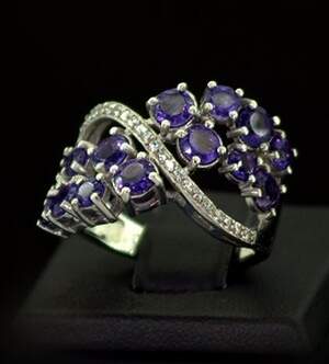 Серебряное кольцо 925 пробы 4,4 г с африканскими Аметистами и фианитами 3,22 карат Серебряное кольцо 925 пробы 4,4 г с африканскими Аметистами и фианитами 3,22 карат