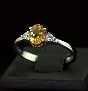 Серебряное кольцо 925 пробы 2,15 г с Цитрином со США та фианитами 0,93 карат Серебряное кольцо 925 пробы 2,15 г с Цитрином со США та фианитами 0,93 карат