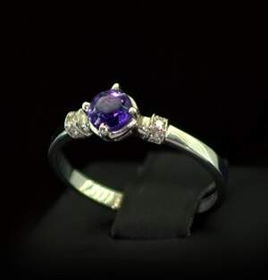 Серебряное кольцо 925 пробы 1,92 г с африканским Аметистом и фианитами 0,56 карат Серебряное кольцо 925 пробы 1,92 г с африканским Аметистом и фианитами 0,56 карат