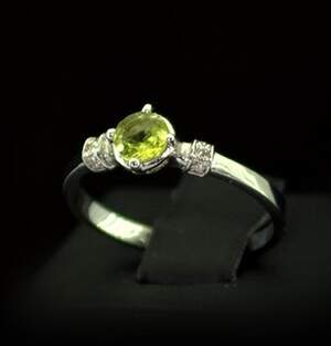 Серебряное кольцо 925 пробы 1,8 г с египетским Перидотом и фианитами 0,58 карат Серебряное кольцо 925 пробы 1,8 г с египетским Перидотом и фианитами 0,58 карат