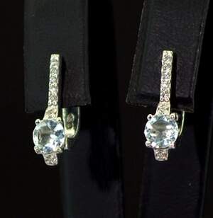 Серебряные серьги 925 пробы 2,79 г с Аквамаринами и фианитами 1,05 карат Серебряные серьги 925 пробы 2,79 г с Аквамаринами и фианитами 1,05 карат