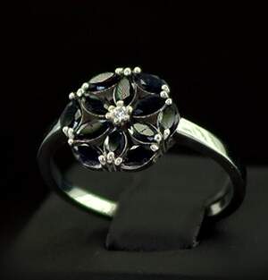 Серебряное кольцо 925 пробы 2,32 г с шри-ланкийскими Сапфірами АААА и фіанітом 1,37 карат Серебряное кольцо 925 пробы 2,32 г с шри-ланкийскими Сапфірами АААА и фіанітом 1,37 карат