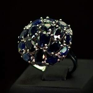 Серебряное кольцо 925 пробы 6,24 г с шри-ланкийскими Сапфірами АААА и фианитами 7,21 карат Серебряное кольцо 925 пробы 6,24 г с шри-ланкийскими Сапфірами АААА и фианитами 7,21 карат