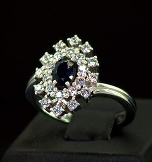 Серебряное кольцо 925 пробы 4,01 г с шри-ланкийскими Сапфіром АААА и фианитами 1,92 карат Серебряное кольцо 925 пробы 4,01 г с шри-ланкийскими Сапфіром АААА и фианитами 1,92 карат