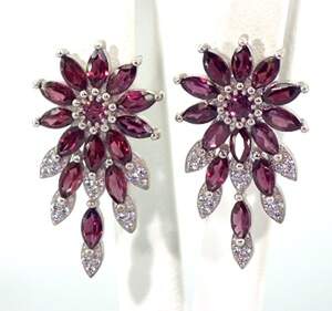 Серебряные серьги 925 пробы 10,47 г с танзанийскими Родолиты и фианитами 9,53 карат Серебряные серьги 925 пробы 10,47 г с танзанийскими Родолиты и фианитами 9,53 карат