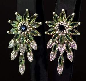 Серебряные серьги 925 пробы 9,34 г с со шри-ланкийскими Сапфірами класса АААА., турецкими султанитами класса АААА и фіаніт. 7,89 карат Серебряные серьги 925 пробы 9,34 г с со шри-ланкийскими Сапфірами класса АААА., турецкими султанитами класса АААА и фіаніт. 7,89 карат
