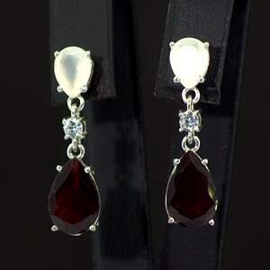 Серебряные серьги 925 пробы 5,11 г с Гранатами, белыми Оніксами и фианитами 8,62 карат Серебряные серьги 925 пробы 5,11 г с Гранатами, белыми Оніксами и фианитами 8,62 карат