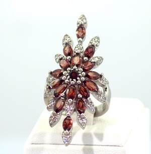 Серебряное кольцо 925 пробы 9,24 г с Гранатами и фианитами 6,17 карат Серебряное кольцо 925 пробы 9,24 г с Гранатами и фианитами 6,17 карат