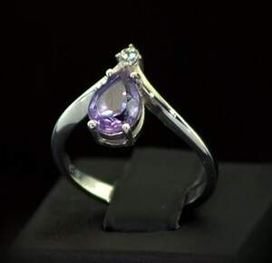 Серебряное кольцо 925 пробы 2,61 г с бразильским Аметистом и фіанітом 1,26 карат