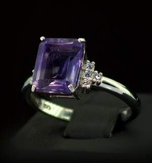 Серебряное кольцо 925 пробы 3,46 г с бразильским Аметистом и фианитами 3,35 карат Серебряное кольцо 925 пробы 3,46 г с бразильским Аметистом и фианитами 3,35 карат