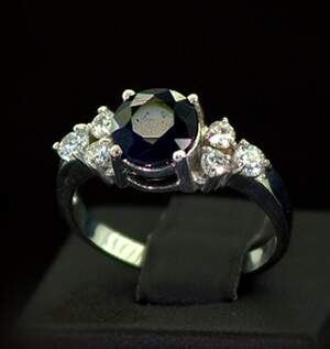 Серебряное кольцо 925 пробы 3,57 г с шри-ланкийским Сапфіром АААА и фианитами 2,95 карат Серебряное кольцо 925 пробы 3,57 г с шри-ланкийским Сапфіром АААА и фианитами 2,95 карат