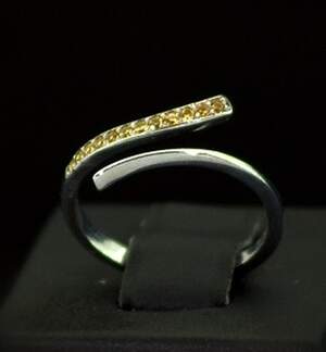 Серебряное кольцо 925 пробы 1,22 г с желтыми шри-ланкийскими Сапфірами 0,12 карат Серебряное кольцо 925 пробы 1,22 г с желтыми шри-ланкийскими Сапфірами 0,12 карат