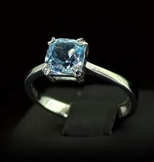 Серебряное кольцо 925 пробы 2,57 г с голубым Топазом 1,85 карат Серебряное кольцо 925 пробы 2,57 г с голубым Топазом 1,85 карат