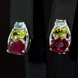 Серебряные серьги 925 пробы 4,68 г с Рубінами АААА, египетскими периодотами и голубыми Топазами 4,76 карат Серебряные серьги 925 пробы 4,68 г с Рубінами АААА, египетскими периодотами и голубыми Топазами 4,76 карат