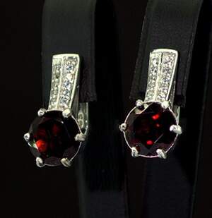 Серебряные серьги 925 пробы 7,64 г с Гранатами и фианитами 8,38 карат Серебряные серьги 925 пробы 7,64 г с Гранатами и фианитами 8,38 карат