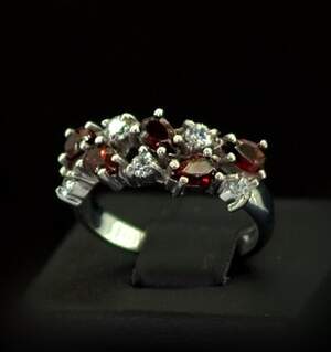 Серебряное кольцо 925 пробы 2,96 г с чеськими Гранатами и фианитами 1,93 карат Серебряное кольцо 925 пробы 2,96 г с чеськими Гранатами и фианитами 1,93 карат
